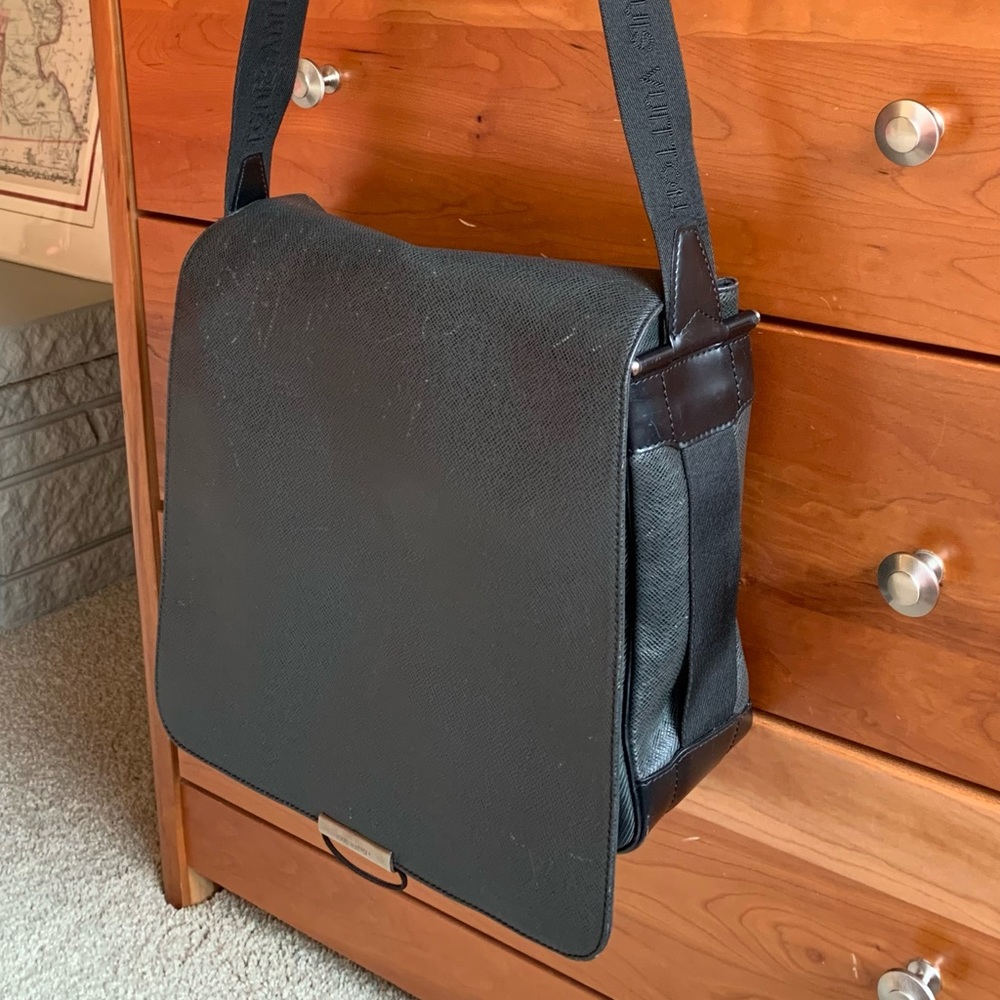 Louis Vuitton Taiga Viktor Messenger bag - Picture 4 of 12